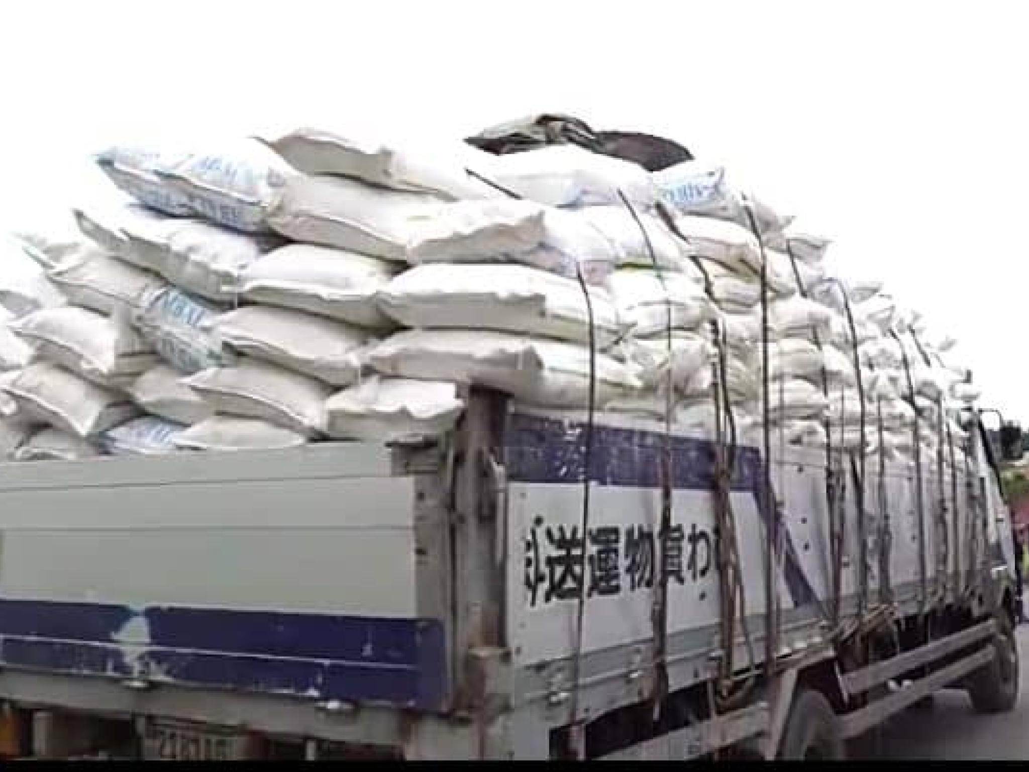 Un camion transportant de tonnes de sacs remis par le gouvernement central aux déplacés de guerre de Mushagara
