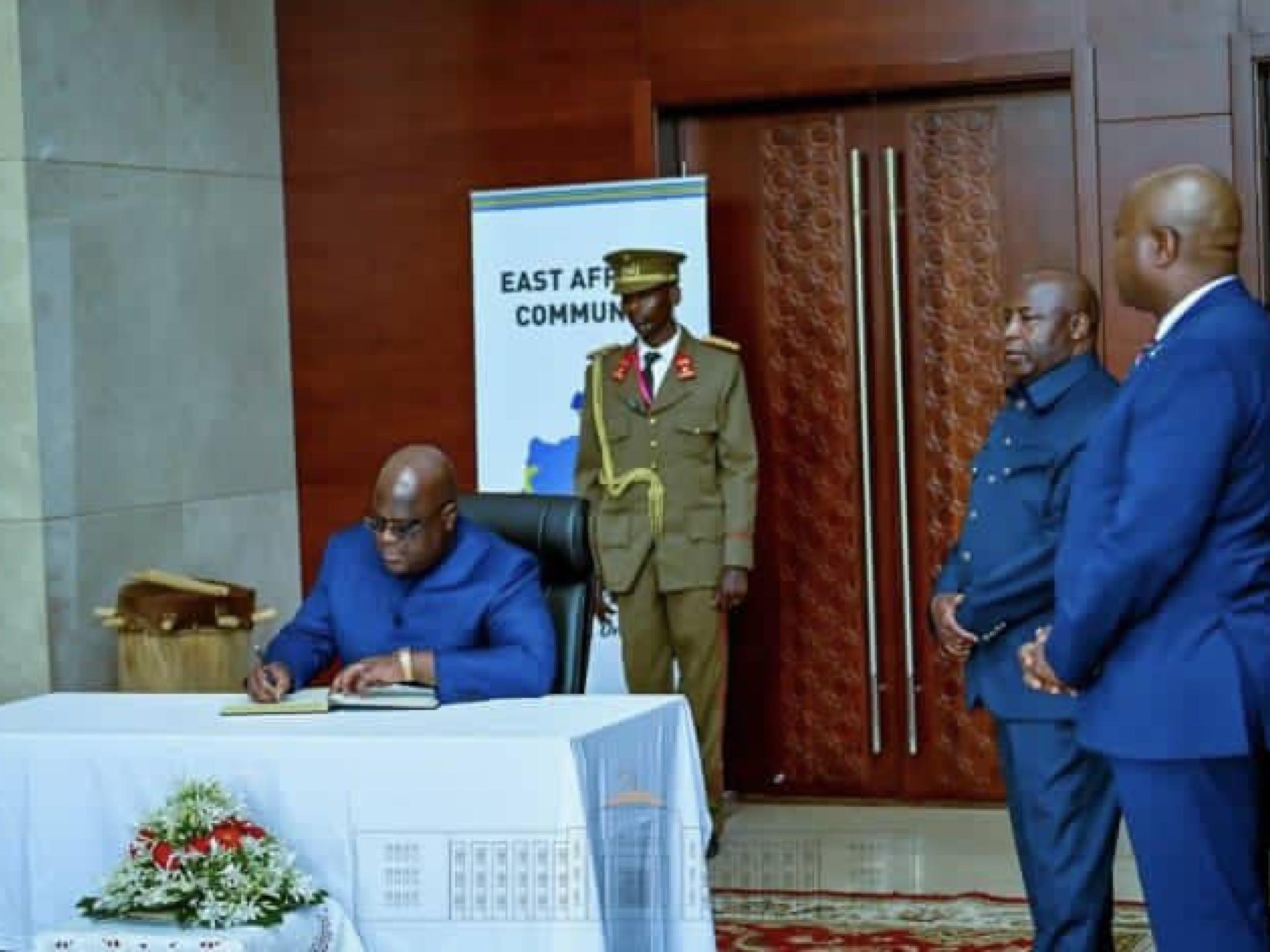 Le président Félix Antoine Tshisekedi signant sur le communiqué final du sommet extraordinaire des chefs d'états de l'EAC ce samedi 04 février 2023 à Bujumbura.