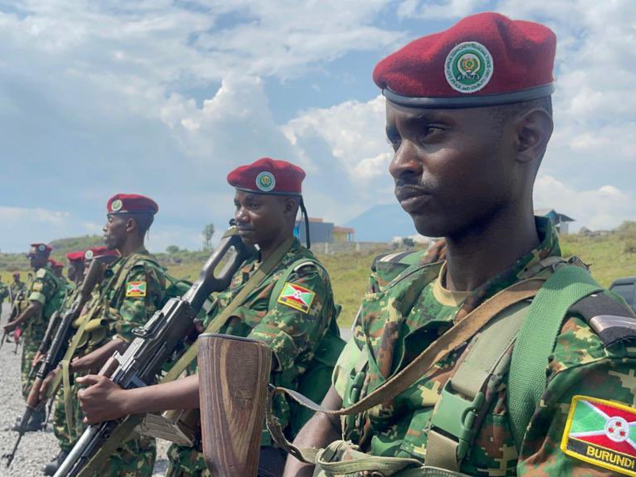 Des militaires burundais atterrissent à l'aéroport de Goma, dimanche 05 mars 2023, dans le cadre de la force régionale de l'EAC
