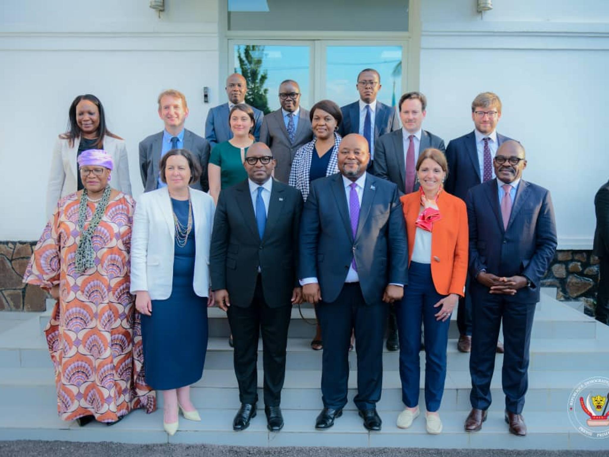 Le Premier Ministre Jean Michel Sama Lukonde entouré des membres du Fonds monétaire international (FMI) et quelques ministres sectoriels