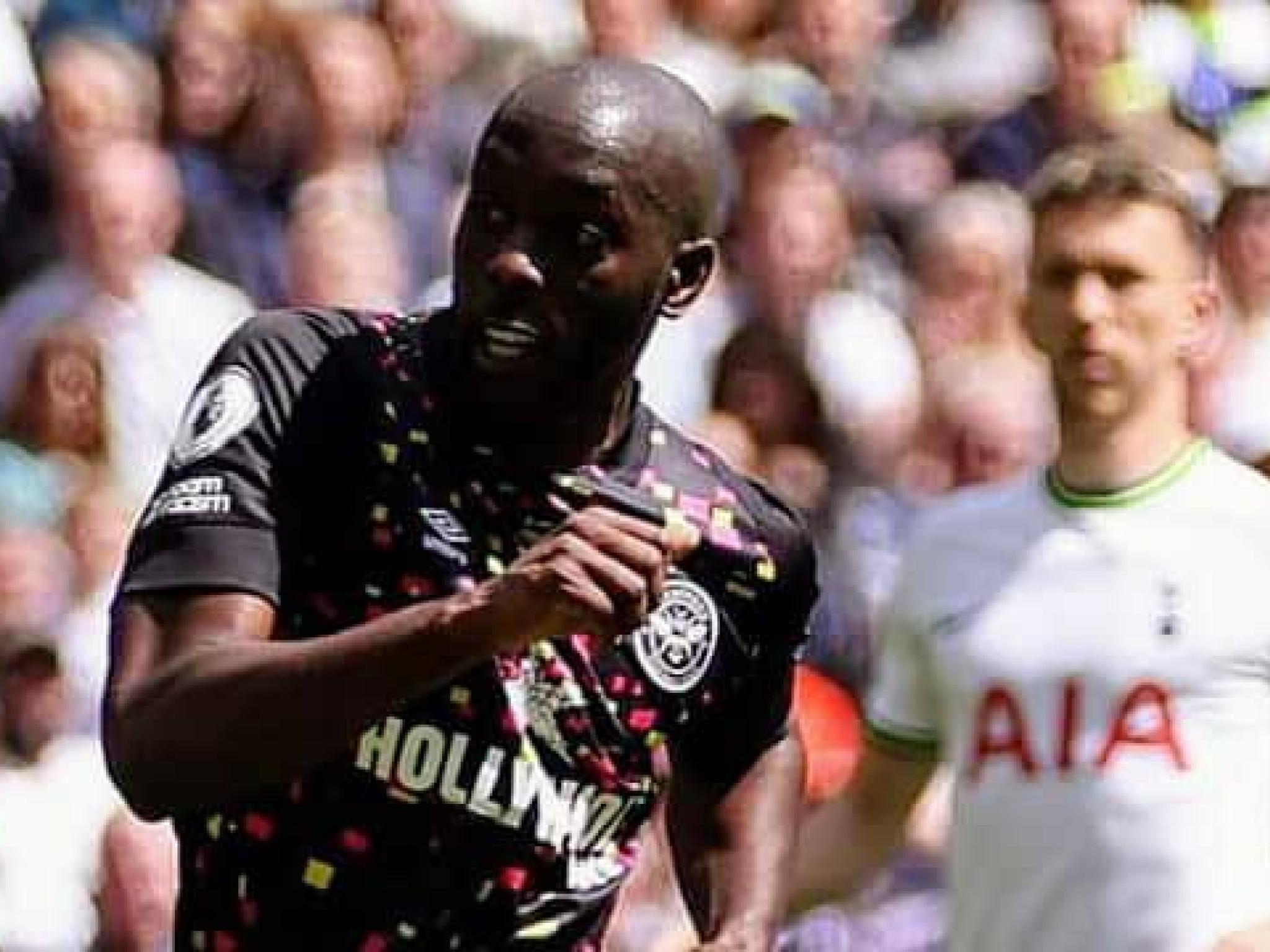 Yoane Wissa sous les couleurs de Brentford face à Tottenham.