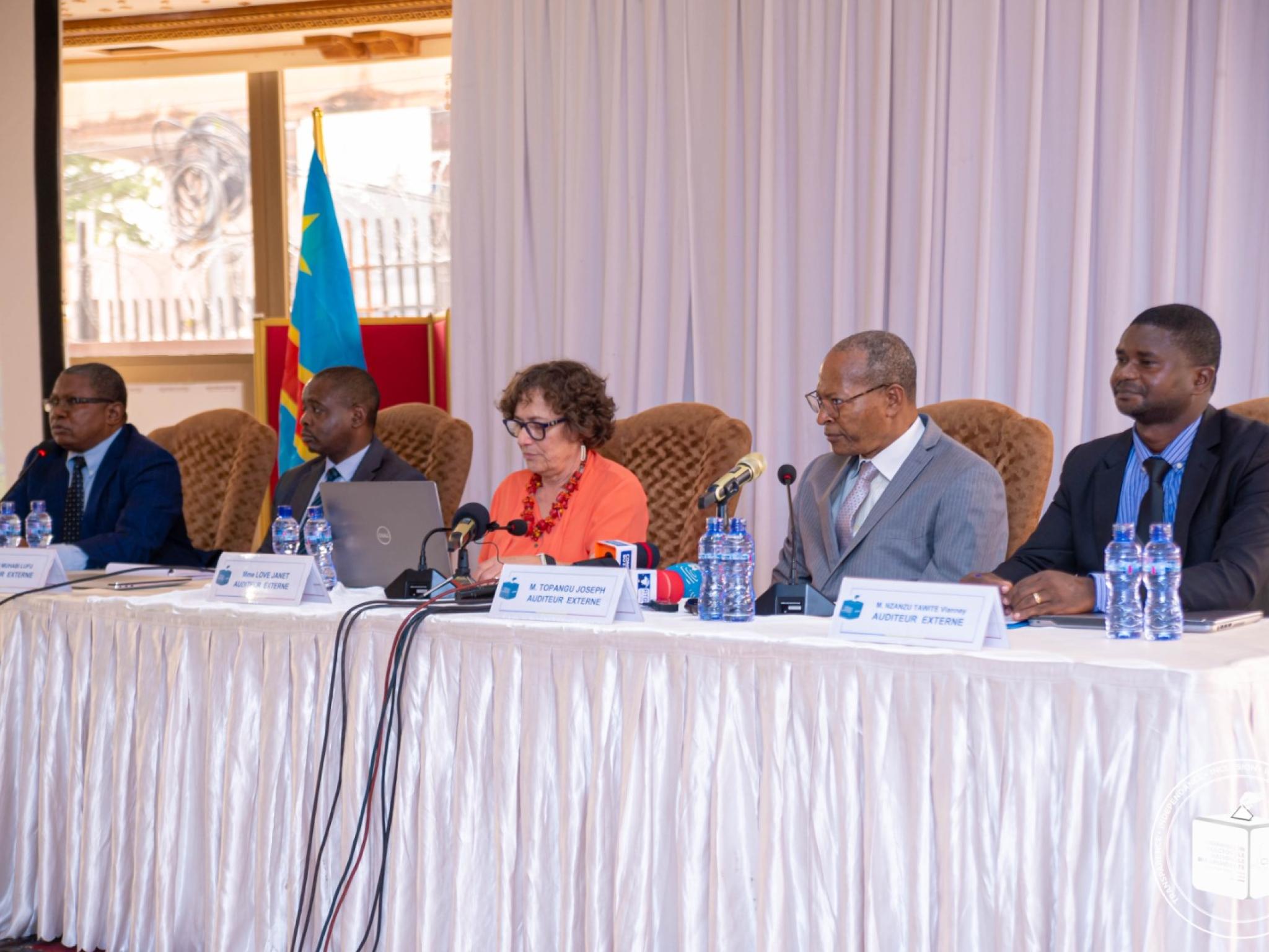Les cinq experts retenus par la CENI pour l'audit du fichier électoral lors d'un point de presse à Kinshasa, lundi 22 mai