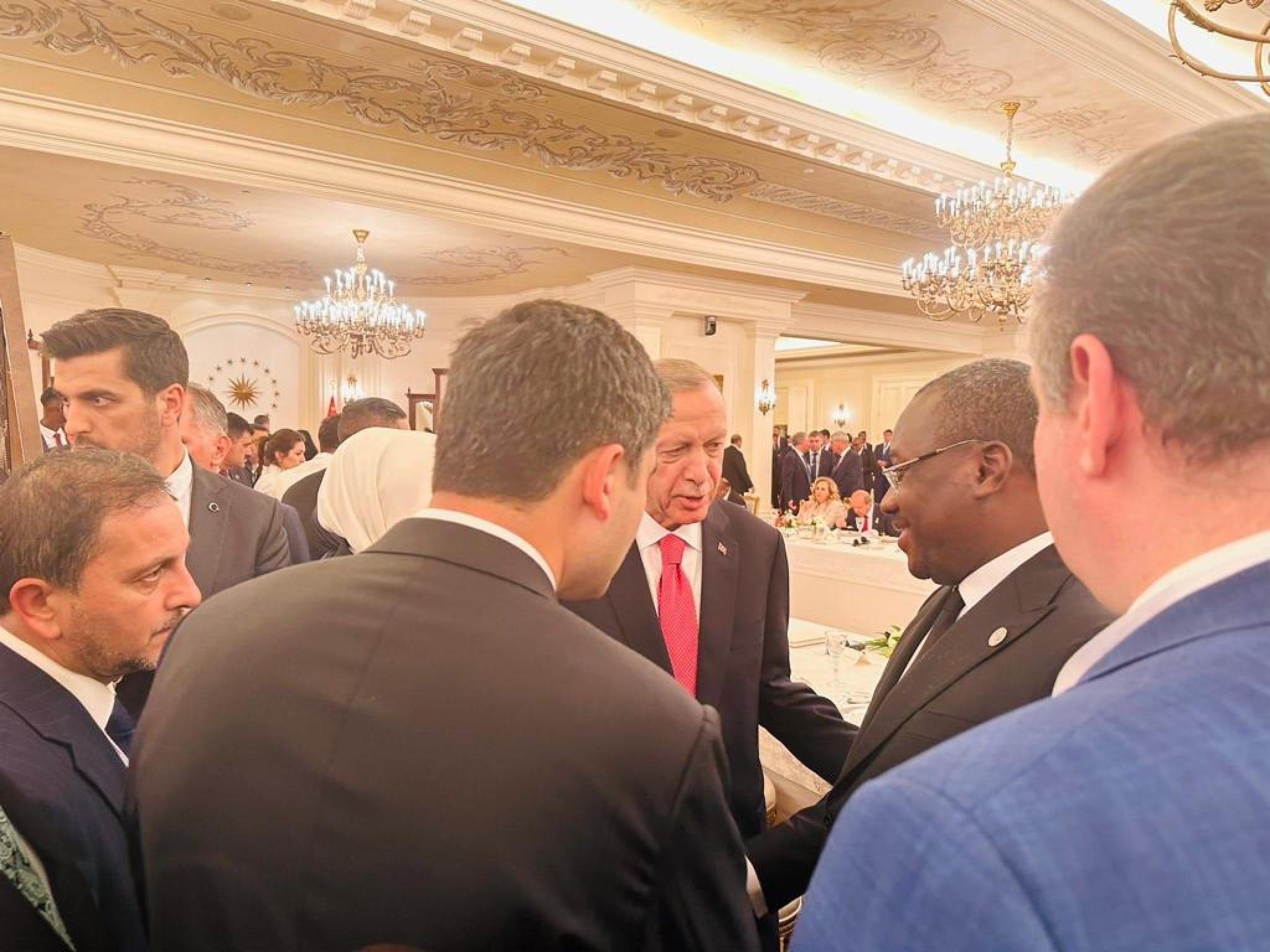 Le ministre d'État Congolais chargé de l'aménagement du territoire, Guy Loando et Recep Tayyip Erdogan, président Turque, lors d'un dîner après prestation de serment.