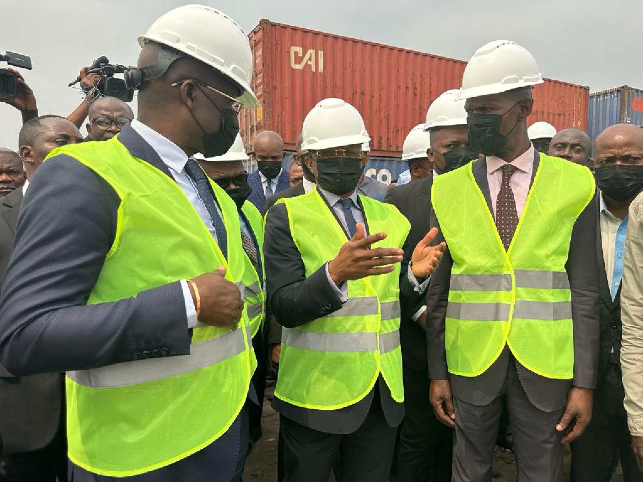 Le ministre du commerce extérieur, Jean-Lucien Bussa (à l'extrême gauche) inspecte les travaux de la nouvelle Foire internationale de Kinshasa
