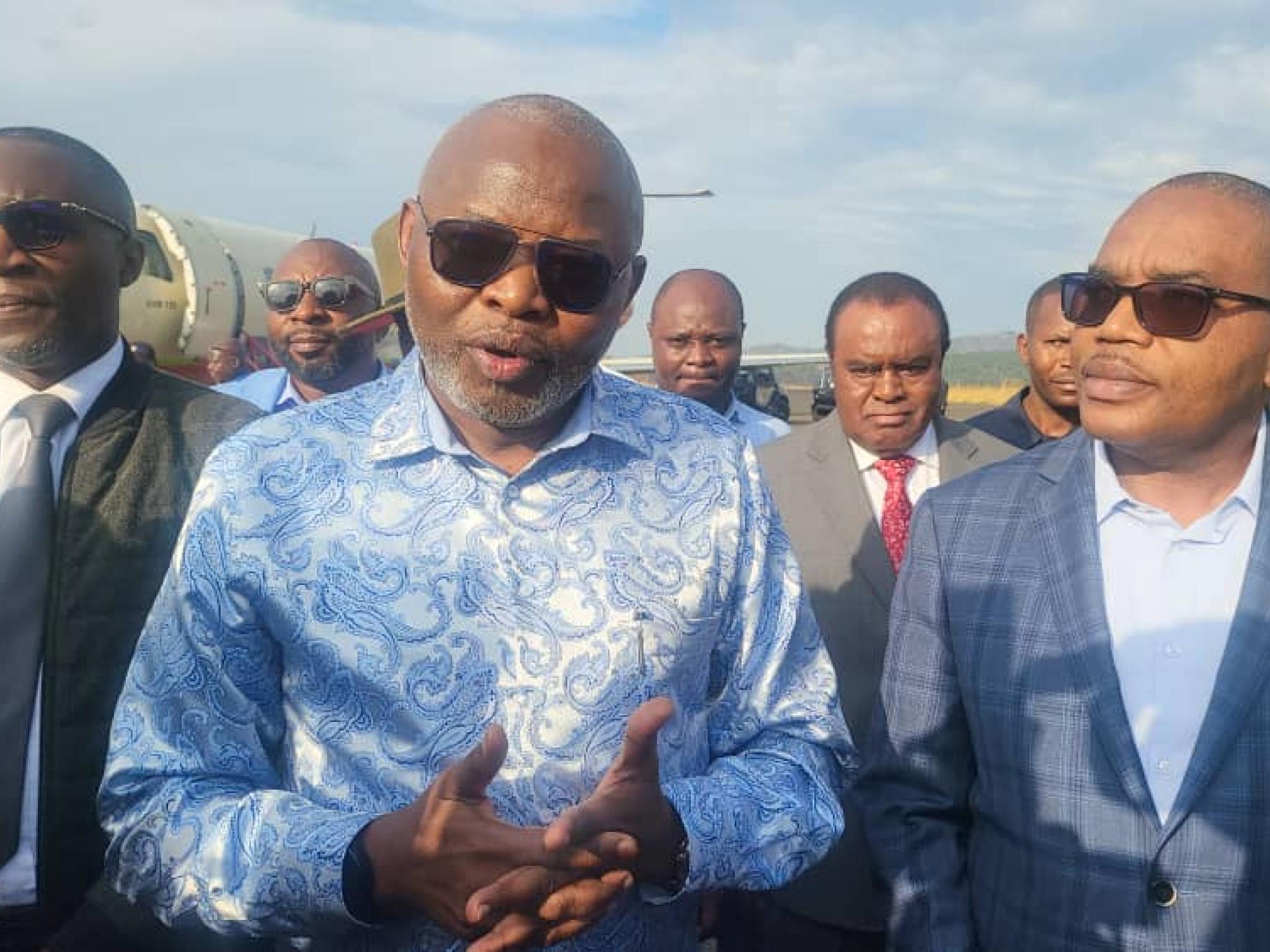 Le VPM de l'économie, Vital Kamerhe acceuilli à Bukavu par Théo Ngwabidje, gouverneur du Sud-Kivu.
