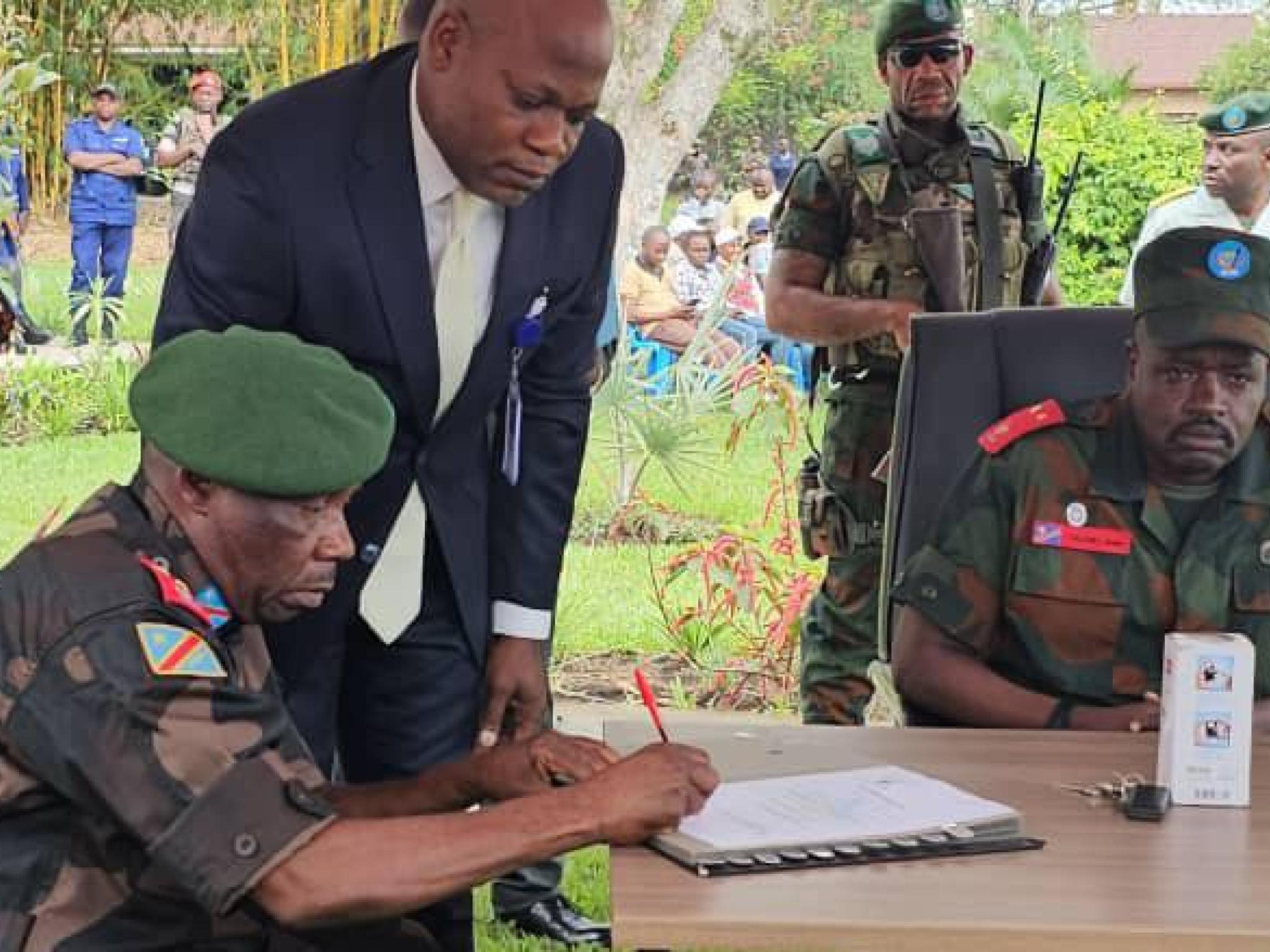 La signature du PV d'installation par le nouveau gouverneur militaire a.i du Nord-Kivu devant le chef d'état-major adjoint des FARDC chargé des opérations et renseignements.