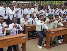 Un membre du Service National et plusieurs élèves du collège Saint Théophile de Lemba.