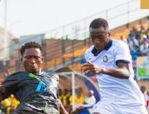 L'attaquant du FC les Aigles du Congo Ibrahim Matobo en duel avec un défenseur de l'AS VClub lors d'un match au stade Père Raphaël de la Kethule. [Photo d'illustration]