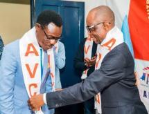 Le désormais Magloire KASONGO décorant Lumumba Vea des insignes de l'AVC lors de son adhésion au parti.