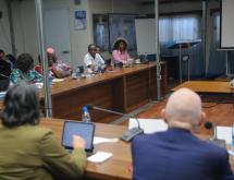 James Swan, chef de la MONUSCO, échange à Bunia, avec des leaders des organisations féminines, de la jeunesse et du Parlement des enfants autour des initiatives locales de consolidation de la paix.