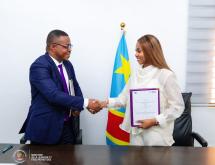 La ministre de la Jeunesse Grace Kutino et le représentant du Bureau central de coordination [photo d'illustration]