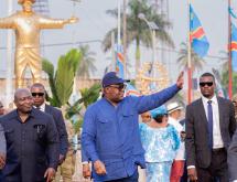 Le chef de l'État Félix-Antoine Tshisekedi au monument de Papa Wemba devant le Stade Tata Raphaël
