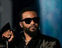 Fally Ipupa lors de son concert au Stade de France.