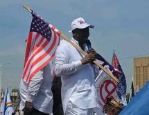 Augustin Kabuya, président ai l’UDPS, tenant un drapeau des USA pendant la marche de soutien des sanctions américaines contre Joseph Kabila