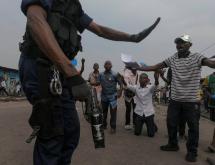 Des militants de l’opposition face à un policier lors d’une manifestation à Kinshasa, le 20 mai 2023 [photo d'illustration]