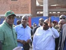 Le Président de la République Félix Tshisekedi, accompagné des ministres Fwamba et Banza, inspecte les chantiers d’infrastructures et de voirie en cours dans la ville de Kinshasa