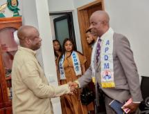 Le premier vice-président de l’APDM en poignée de main avec Augustin Kabuya, président ai de l’Udps.