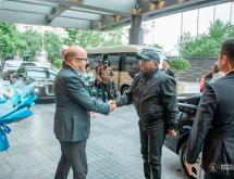 Le VPM Jacquemain Shabani à son arrivée en Chine [photo d’illustration]