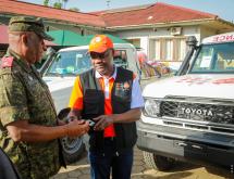 Le Gouverneur de l’Ituri, le lieutenant-général Johny Luboya Nkashama, reçoit la clé de l’ambulance remise par UNFPA [Photo d’illustration]