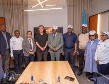De gauche à droite, le représentant de la coopération internationale japonaise (JICA) avec tout son staff et le Directeur général de l’INPP, Stanislas Tshimanga, avec les membres du comité de gestion