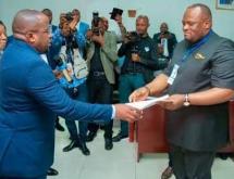 Daniel Bumba recevant le document d’orientation des mains du VPM lors d’une cérémonie à Kinshasa