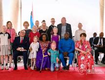 La ministre déléguée des PVH-APV, Me Irène Esambo Diata, pose avec le secrétaire général de son ministère et d'autres personnes atteintes l'albinisme