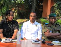De gauche à droite : la cheffe de la cellule de communication civile du gouvernorat du Nord-Kivu,  le chargé de communication du PNVi et le porte-parole militaire du gouverneur Kakule Somo Evariste