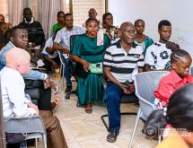 Les personnes vivant avec handicap et autres personnes vulnérables attendent leurs salaires dans une banque à Kinshasa 