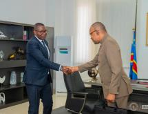 Poignée de mains entre Julien Paluku Kahongya,  ministre du Commerce extérieur en RDC, et Mike Tambwe,  directeur général de l’ANAPEX [photo d'illustration]