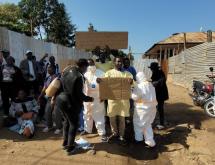 Des agents de la riposte contre Ebola manifestent devant le bureau du gouvernorat de l’Ituri, pour dénoncer leur prise en charge financière