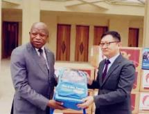 L’ambassadeur de Chine en RDC et le secrétaire permanent de l’USN, le professeur André Mbata, présentent un kit scolaire destiné aux élèves congolais.