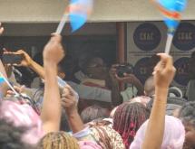 Les manifestants, membres de l'ASBL Mwana Mapinga lors du dépôt de leur mémo au CSAC contre les insultes proférées contre la Première Dame