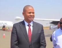 Le Gouverneur intérimaire du Haut-Katanga, Martin Kazembe Shula sur le tarmac de l'aéroport international de la Loano de Lubumbashi
