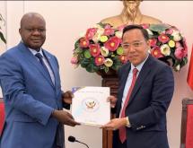 Le ministre chargé de la Francophonie et de la Diaspora congolaise, Crispin Mbadu et le vice-ministre vietnamien de l’Industrie et du Commerce, Nguyễn Hoàng Long [photo d'illustration]