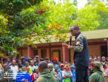 Le ministre Eliezer Ntambwe, lors d'une mission d'inspection dans la commune de Maluku [ Photo d'illustration]