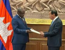 Le ministre chargé de la Francophonie et de la Diaspora congolaise, Crispin Mbadu et Prak Sokhonn, vice-Premier ministre des Affaires étrangères du Cambodge [photo d'illustration]