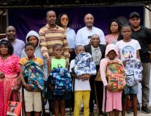 Jésus Noël Sheke avec un échantillon d’élèves bénéficiaires des kits scolaires