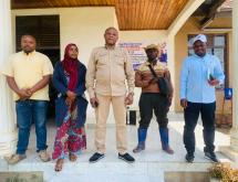 Le Coordonnateur provincial a.i. du P-DDRCS Nord-Kivu, Joseph Ndayambaje Sukisa, accompagné de son assistant (à l’extrême gauche), échange, à Beni,  avec une délégation d’ex-combattants démobilisés bénéficiaires du projet STAR-RDC.