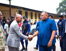 Le ministre provincial des Transports et de la Mobilité urbaine, Jésus-Noël Sheke, serrant la main au gouverneur de Kinshasa, Daniel Bumba Lubaki, lors du lancement de la formation des brigadiers.