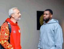 Le sélectionneur national Sébastien Desabre et l'attaquant Afimico Pululu.