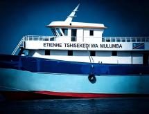 L’un des huit bateaux nommé Étienne Tshisekedi Wa Mulumba sur les eaux flottantes de l’océan Atlantique à Muanda