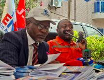 Alain Bolodjwa, président de la Génération Rupture, aux côtés d’Ados Ndombasi, lors du lancement de la campagne de vulgarisation et de défense de la Constitution.