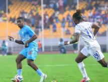 Le milieu du terrain congolais Noah Sadiki, et un joueur équato-guinéen.