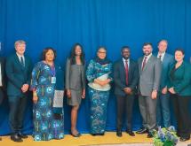La Première ministre Judith Suminwa Tuluka entourée des responsables du CDC après leurs échanges à New York.