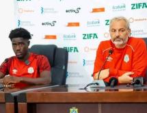 Sébastien Desabre et Nathanaël Mbuku en conférence d'avant-match à Harare.