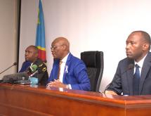 Le ministre de la Santé publique, Hygiène et Prévoyance sociale, Dr Roger Samuel Kamba, entouré du directeur général de l’Institut national de santé publique (INSP), Dr Dieudonné Mwamba Kazadi, et du professeur Steve Ahuka, Incident Manager de la riposte contre Ebola, lors du point de presse consacré à l’évolution de l’épidémie.