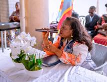 La ministre déléguée Irène Esambo Diata échange avec des personnes vivant avec handicap et autres personnes vulnérables lors d’une rencontre consacrée à l’emploi et à leur participation au dialogue national, samedi 3 octobre à Kinshasa.