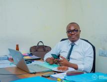 Yves Mbumba Ndaka, nouveau directeur général de l’Autorité de régulation du service public de l’eau (ARSPE), dans son bureau.