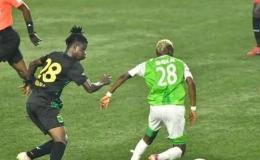 Un joueur de VClub en duel avec celui du DCMP, au Stade des Martyrs.