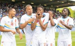 Simon Banza en pleine célébration, au milieu de ses coéquipiers congolais.